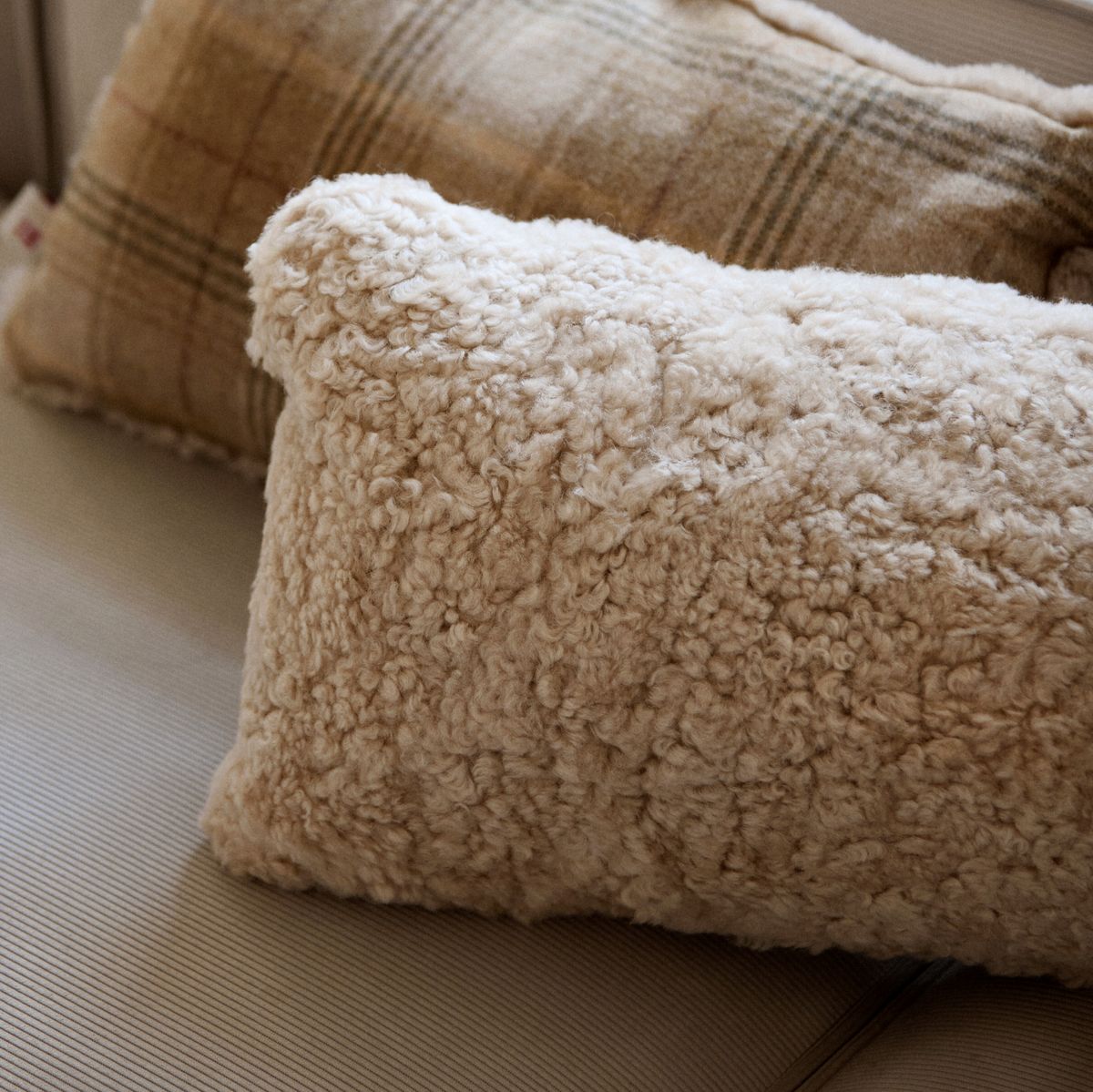 Coussin en peau de mouton | Laine courte | Nouvelle-Zélande | 35x45 cm Beige