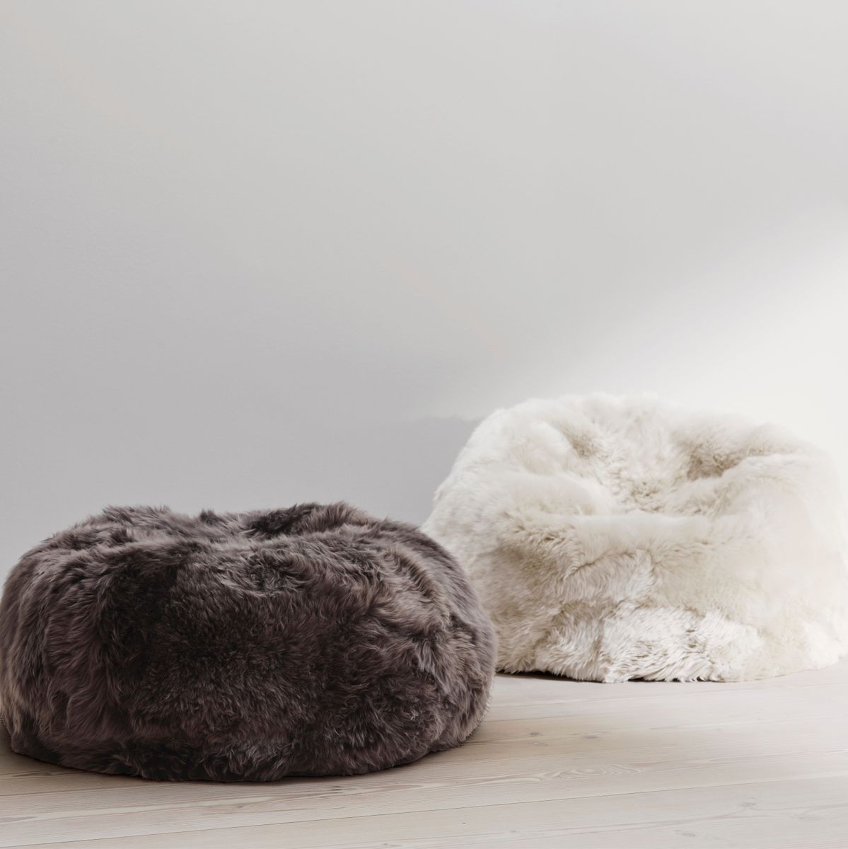 Pouf rond en peau de mouton | Laine longue | Taille M ou L Noir