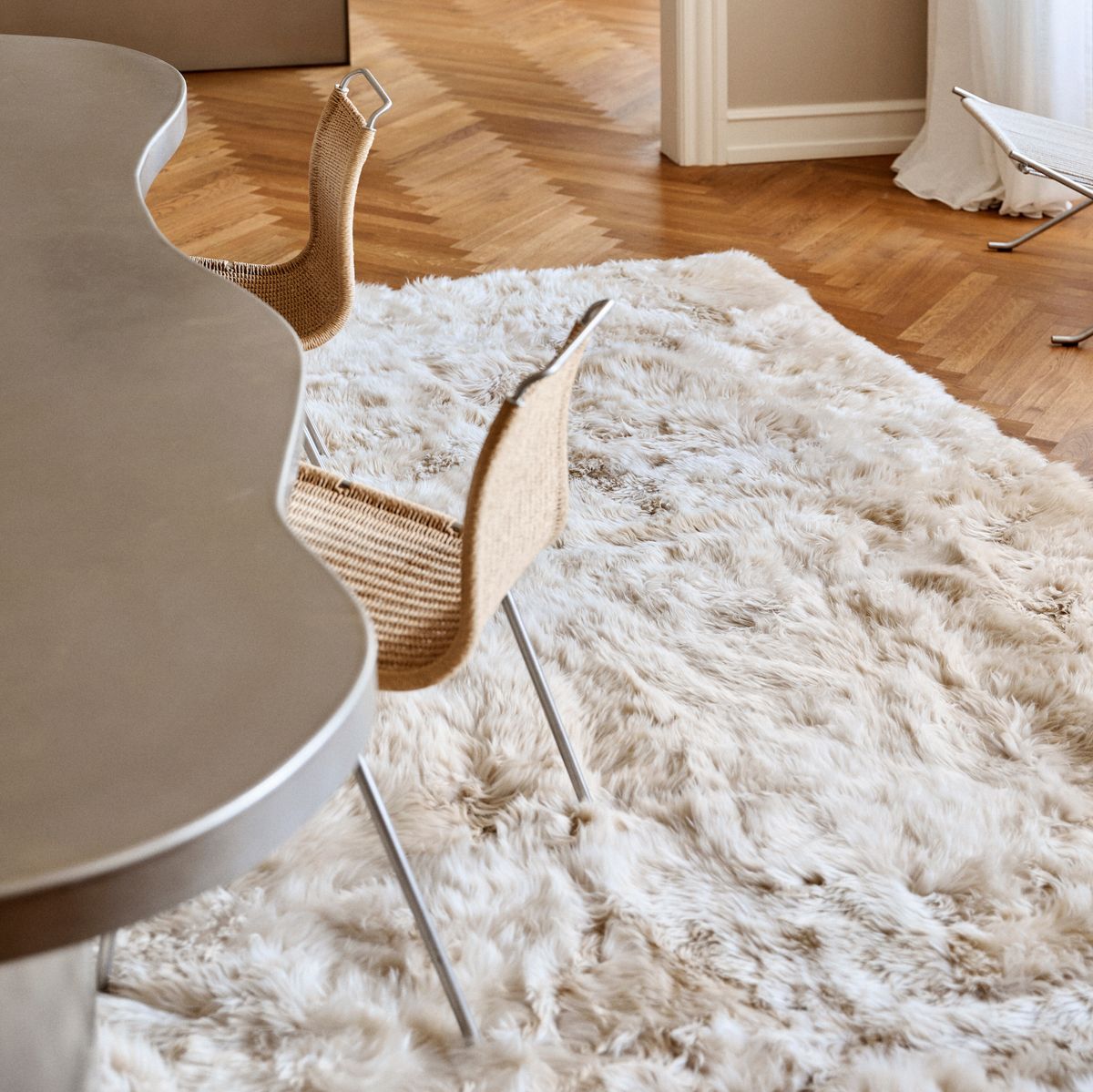 Tapis design en peau de mouton à laine longue Noir