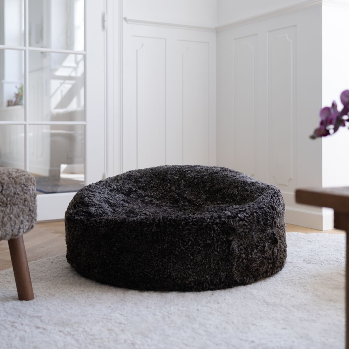 Pouf rond en peau de mouton | Laine courte | Moyenne | Grande Anthracite