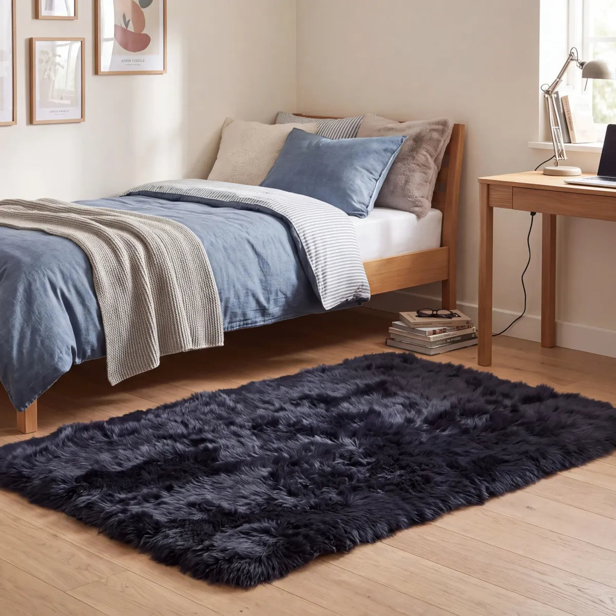 Tapis design en peau de mouton à laine longue Marine