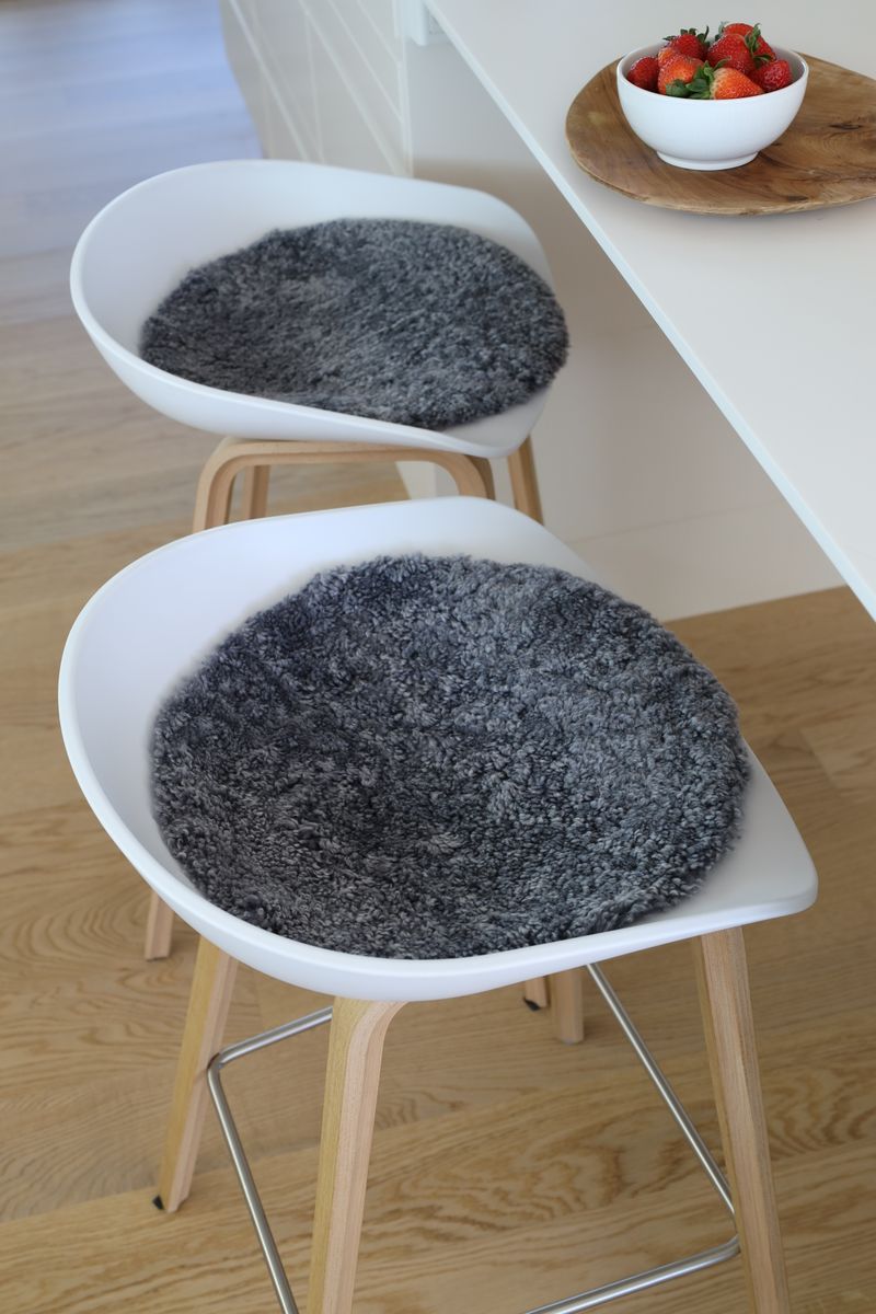 Short Wool Curly Sheepskin Seat Cover | Ø38 cm Anthracite