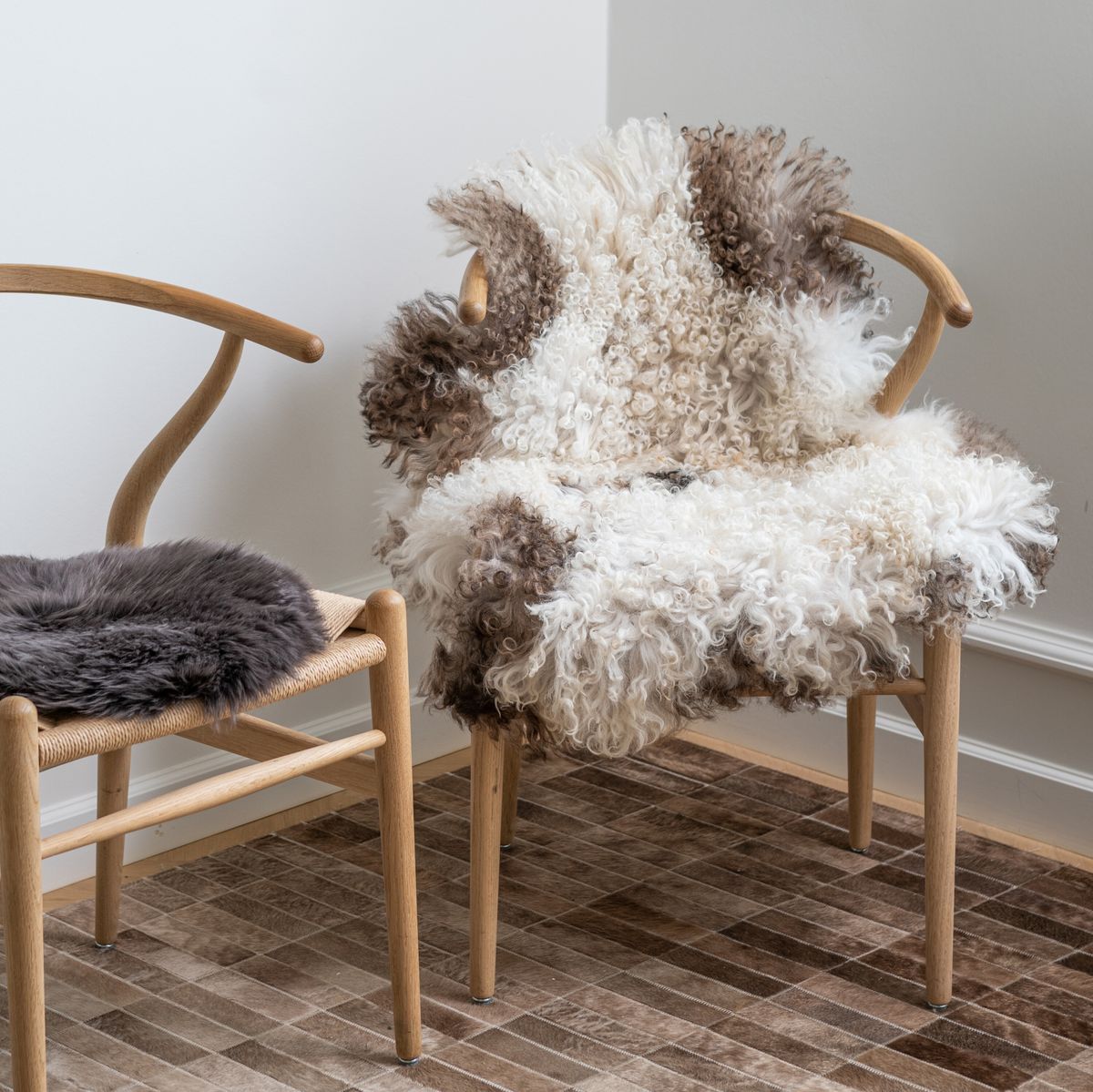 Peau de mouton bouclée | Autriche | Couleurs naturelles | 90 cm Noirâtre