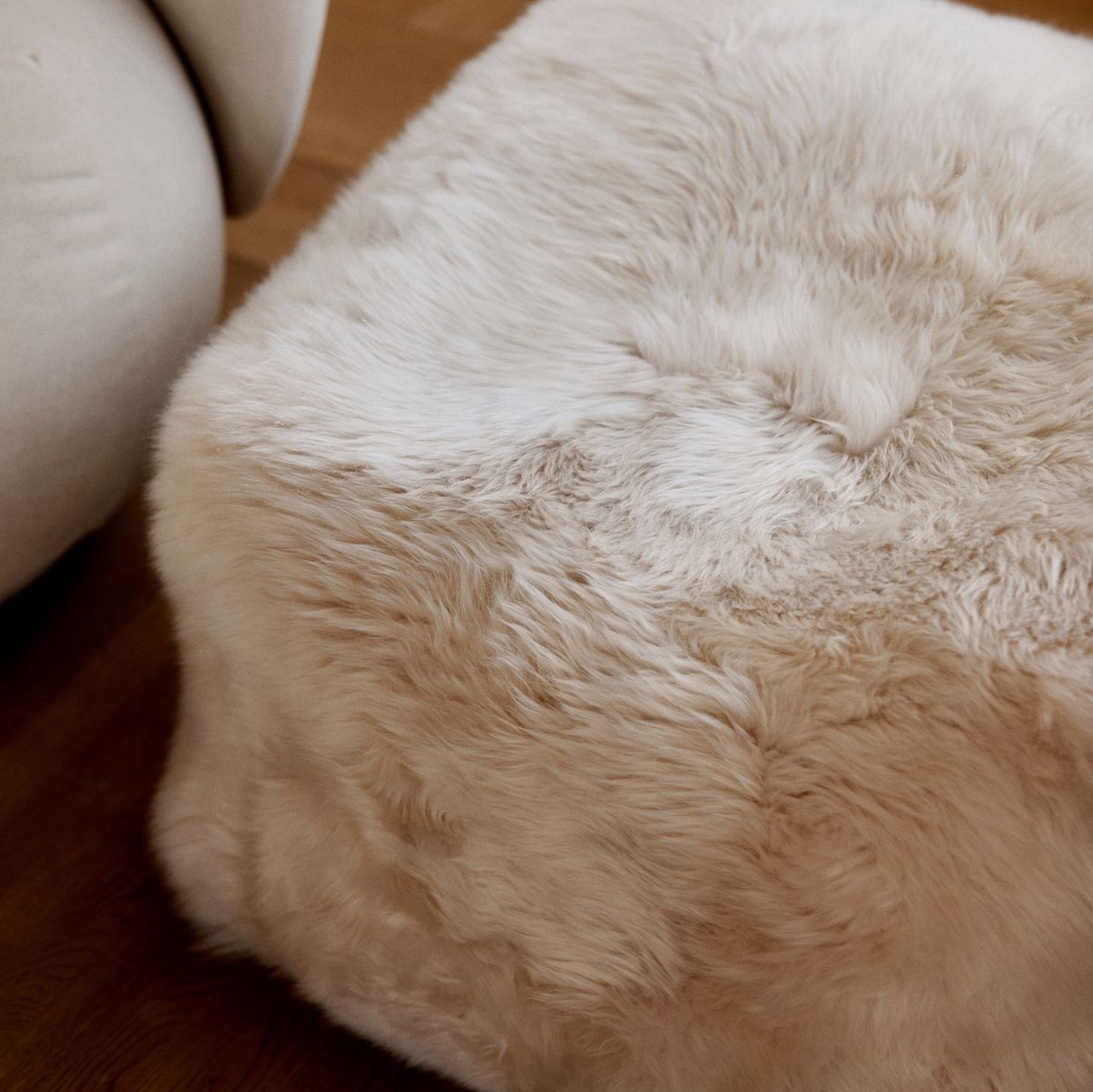 Pouf en peau de mouton | Laine longue Noir