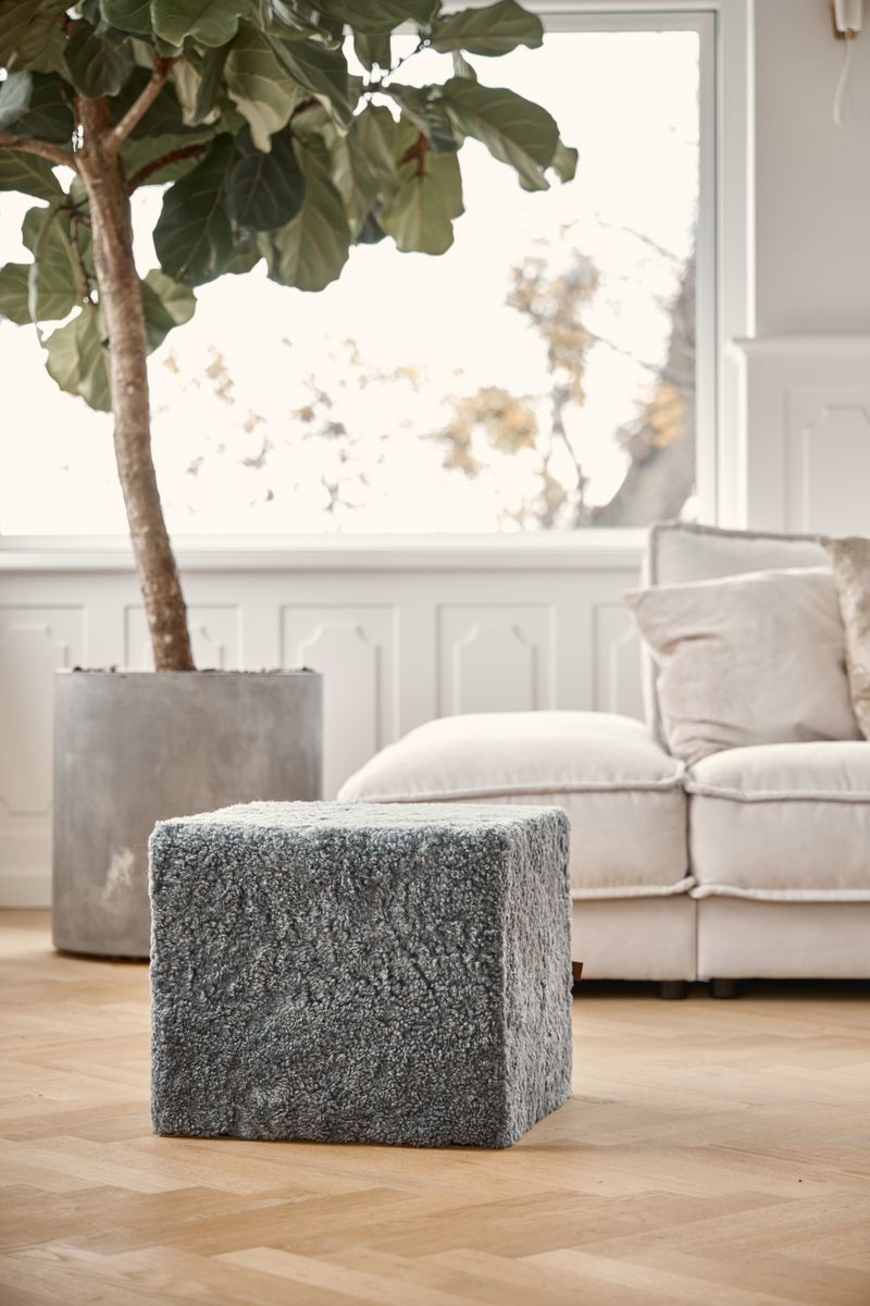 Short Wool Curly Sheepskin Pouf Light Grey