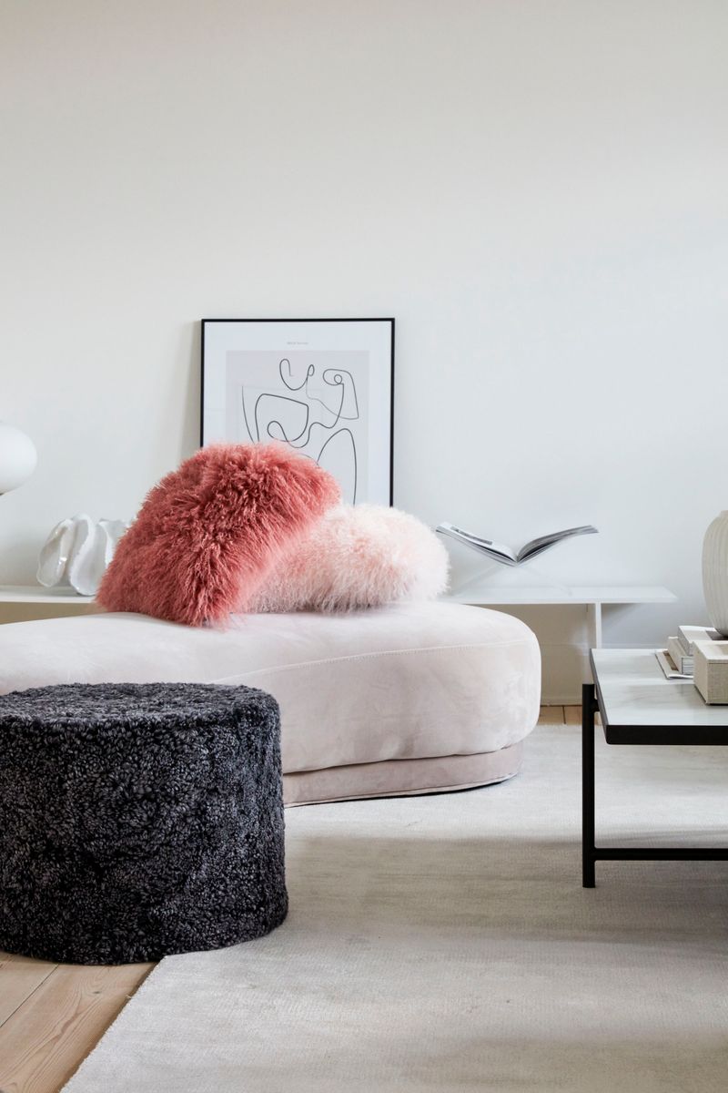 Short Wool Curly Sheepskin Pouf Anthracite