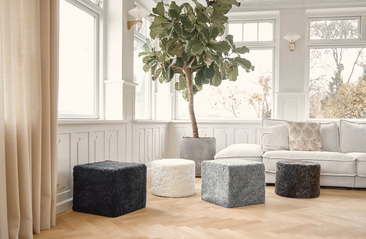 Short Wool Curly Sheepskin Pouf Light Grey