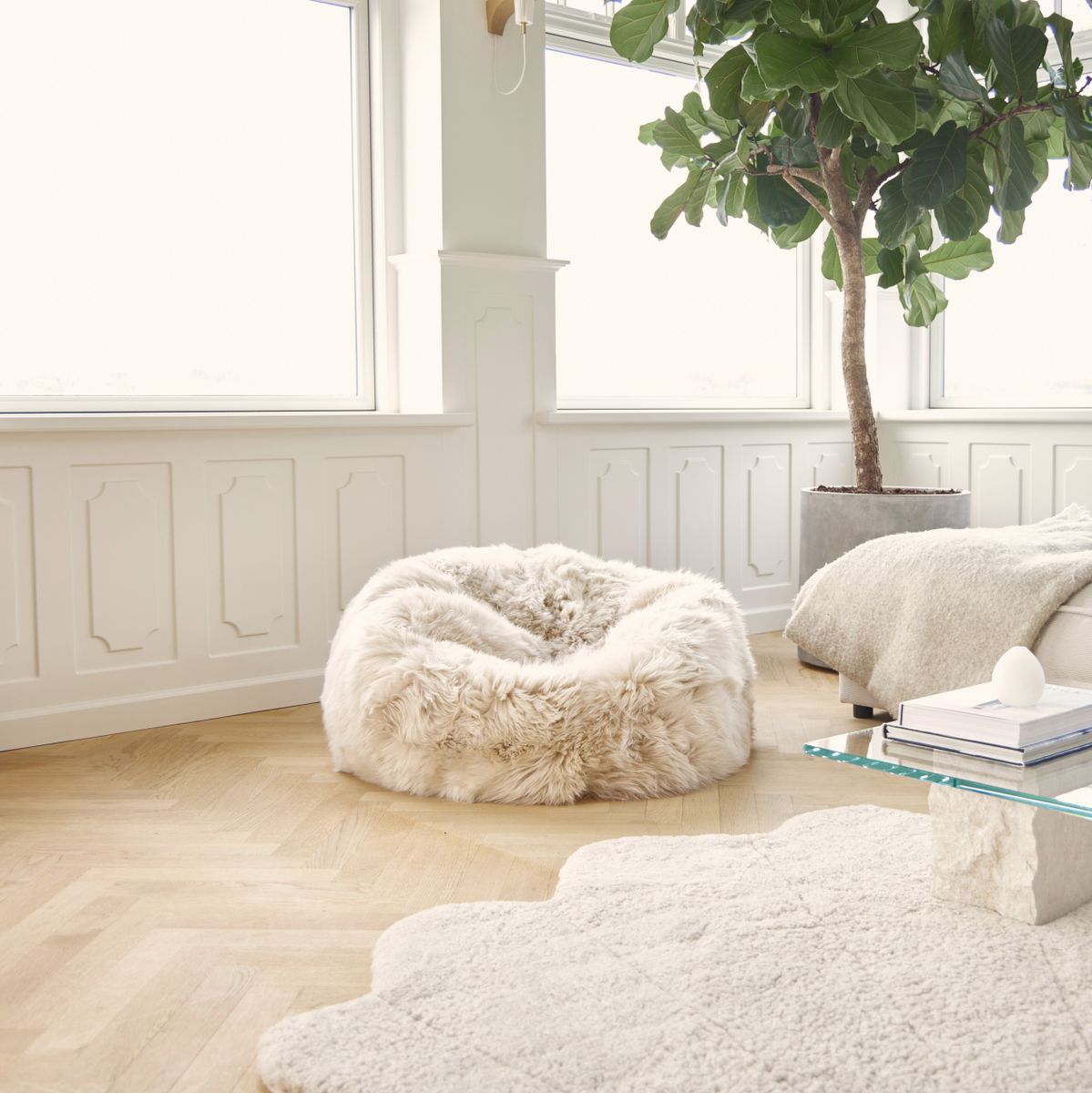 Pouf rond en peau de mouton | Laine longue | Taille M ou L Noir