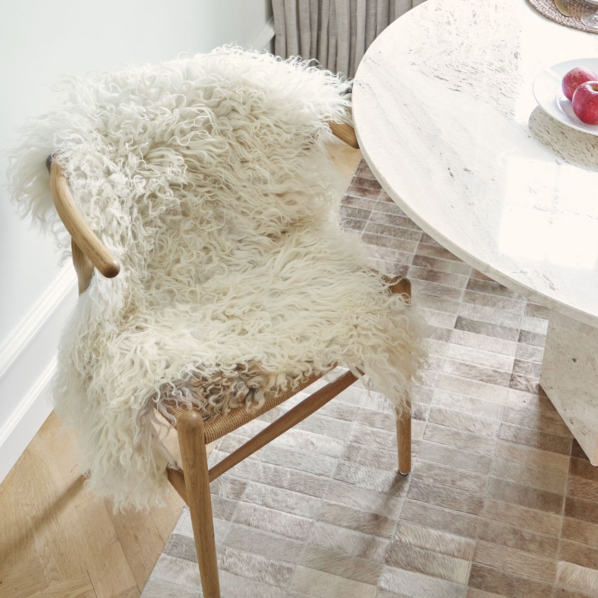 Peau de mouton bouclée | Autriche | Couleurs naturelles | 90 cm Noirâtre