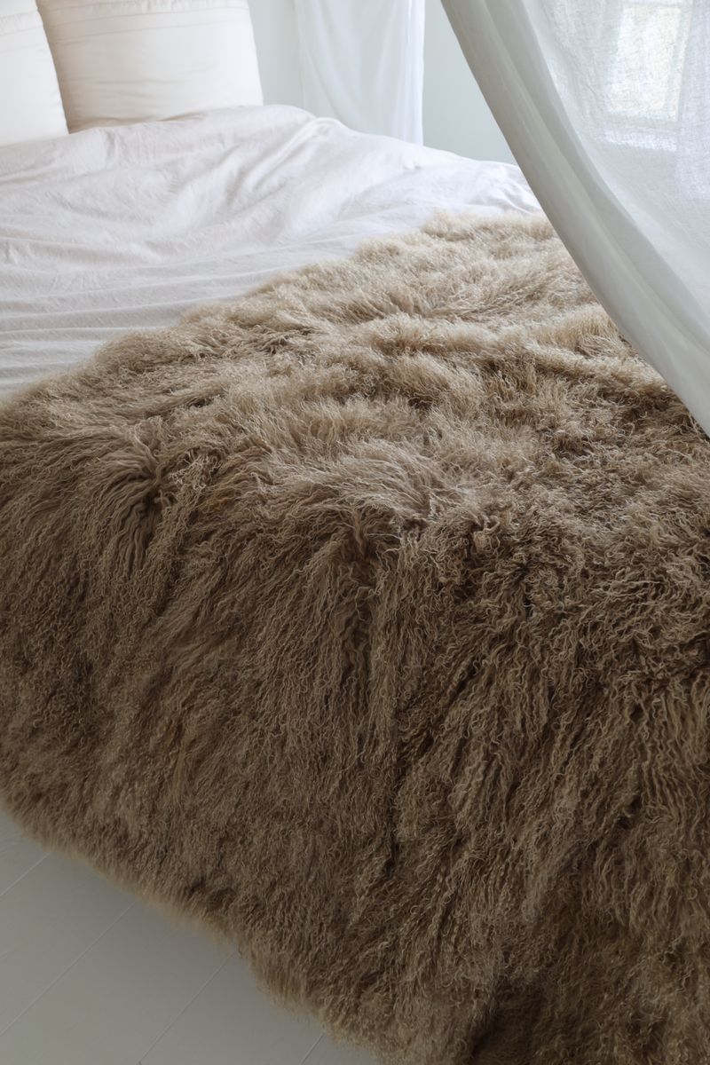 Jeté en peau de mouton bouclée | 140 × 180 cm Lever de soleil arctique