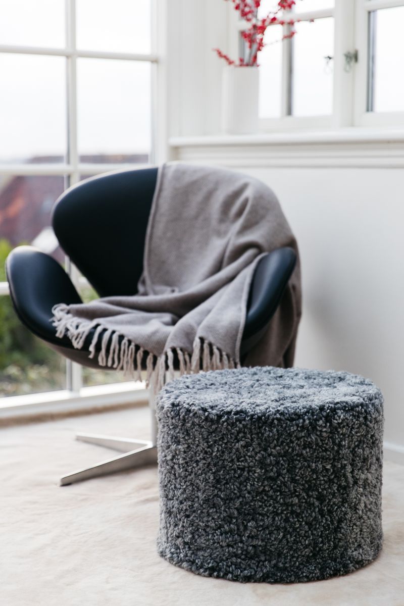 Short Wool Curly Sheepskin Pouf Light Grey