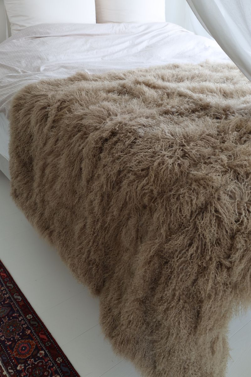 Jeté en peau de mouton bouclée | Tibet | 60 × 120 cm Lever de soleil arctique