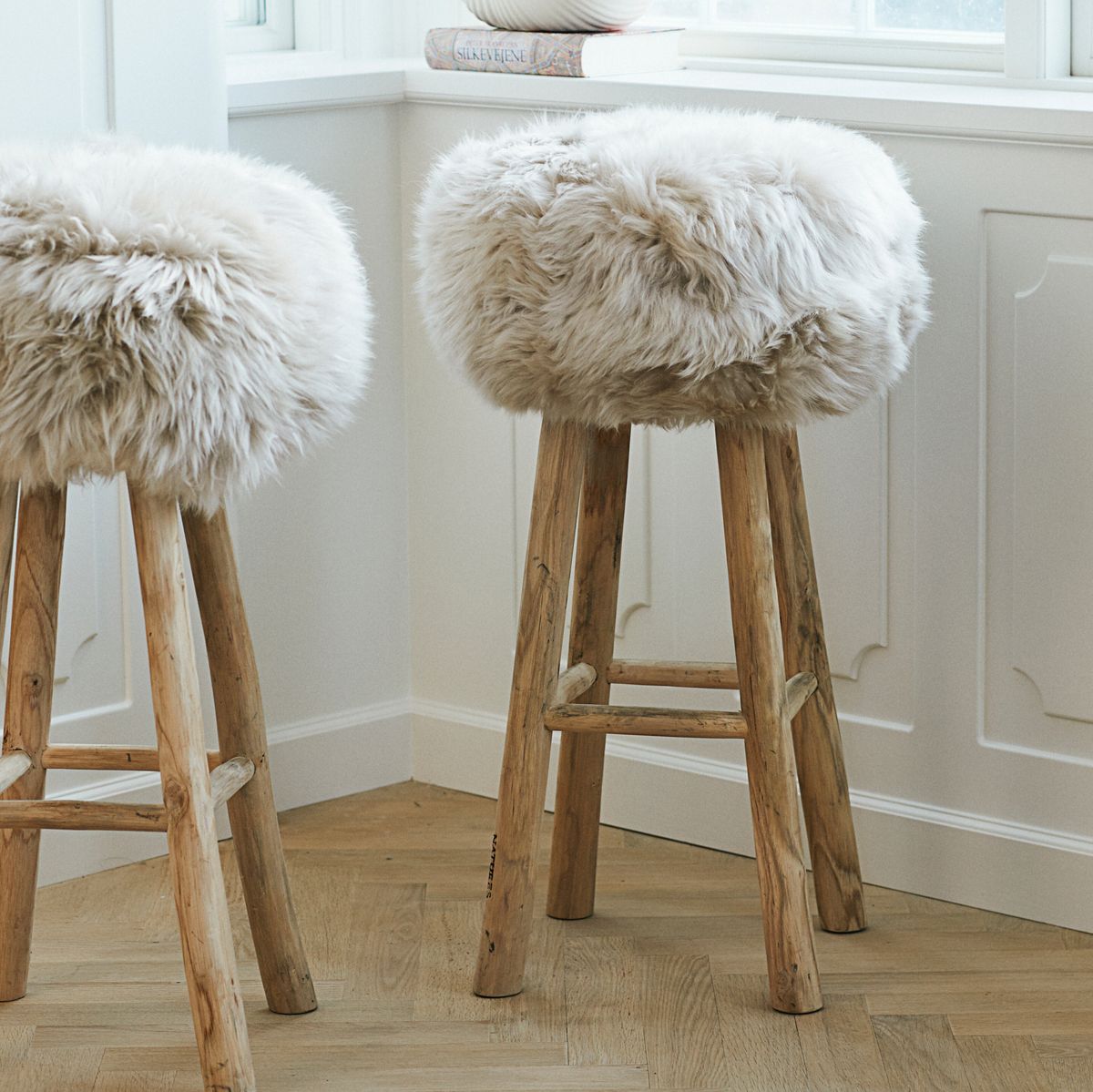 Tabouret de bar Theo + housse | Pieds en chêne | Peau de mouton de Nouvelle-Zélande Noyer